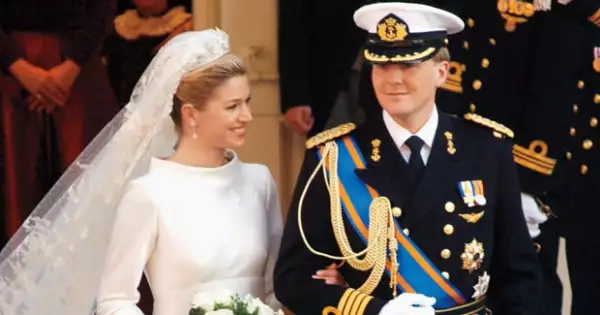 El 2 de febrero de 2002 le dio el "ja" (sí) a Guillermo. Al padre de Máxima se le prohibió asistir a la boda por su pasado político.