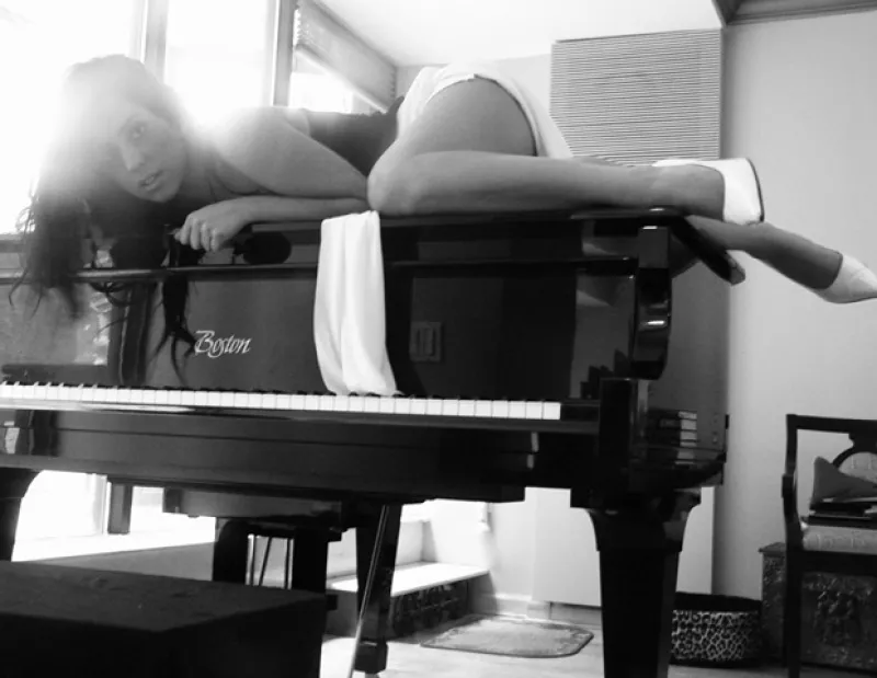 La fotógrafa Malgorzata Saniewska reveló a CNN los detalles de la sesión fotográfica que le hizo a Lady Gaga cuando tenía 19 años y trabajaba como mesera.