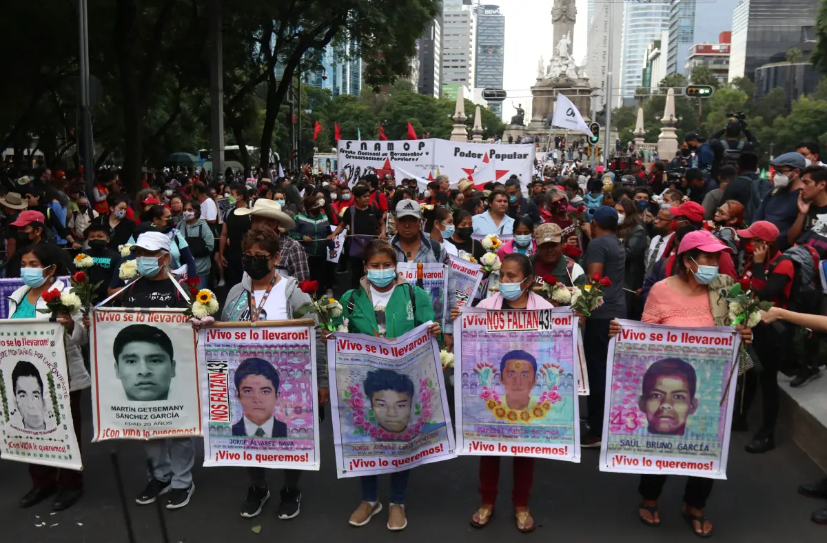 Inicia la marcha a 8 años de la desaparición de  normalistas en ayotzinapa encabeza sus padres.
