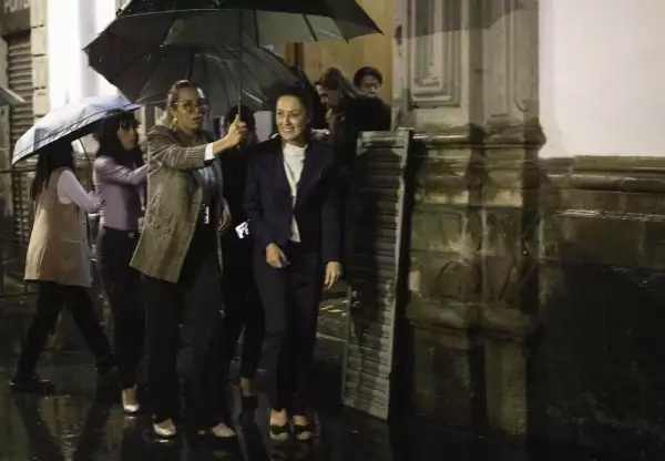 Claudia Sheinbaum, jefa de Gobierno durante cena.