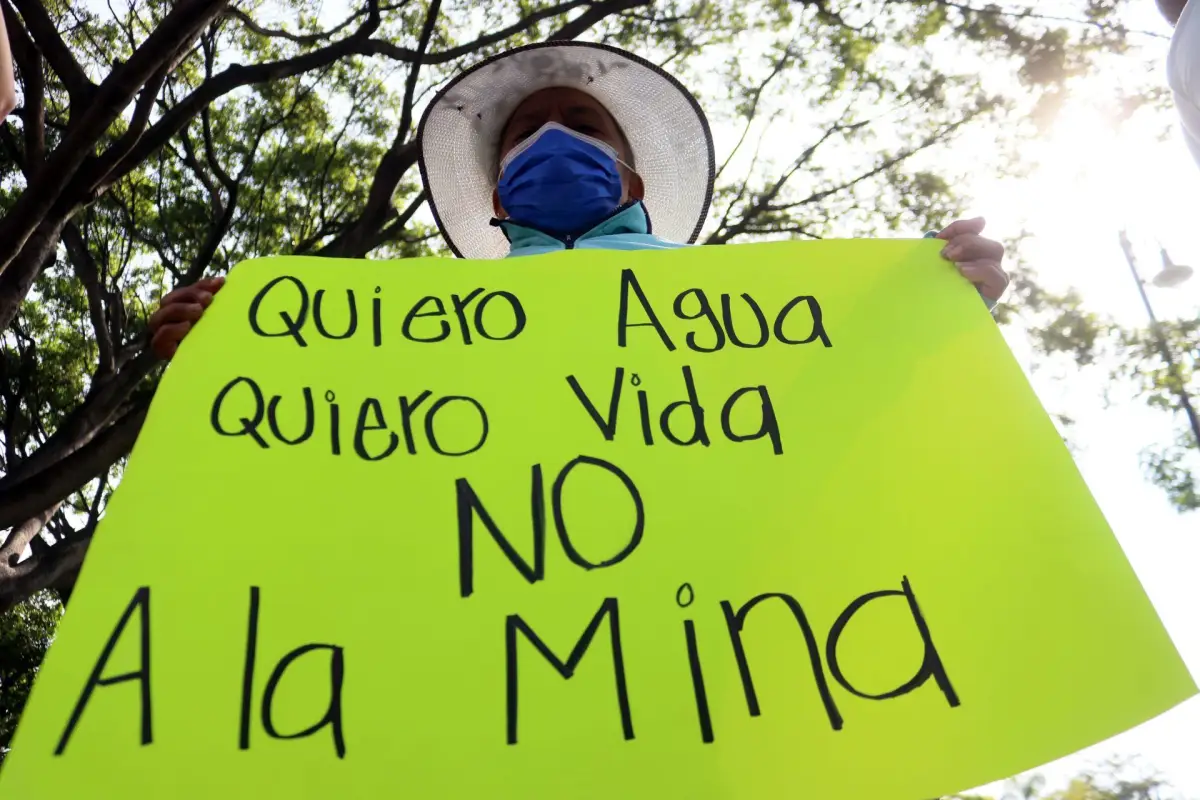 Un activista en contra de la Ley Minera sostiene una cartulina en la que se lee: "Quiero agua, quiero vida, no a la mina".