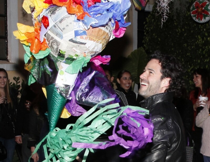 El hijo del ex presidente de México y pareja de Ludwika rompió la piñata.