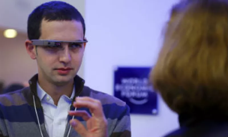 Los lentes de Google permite acceder a varias herramientas de los teléfonos inteligentes, así como tomar videos y fotos, entre otras tareas. (Foto: Reuters)