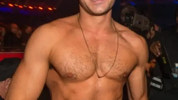 Ayer durante la entrega de los premios, Rita Ora decidió quitarle la camisa al sexy actor -detalle que muchas agradecieron- mientras él trataba de agradecer su galardón por Mejor Actuación sin Camisa.