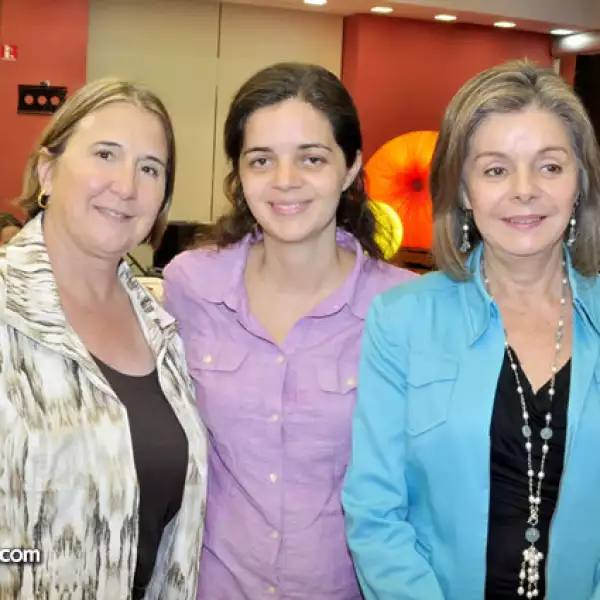 Marisa Fernández de Gracía, Gaby Martínez de Martínez y Alicia Navarro de Martínez