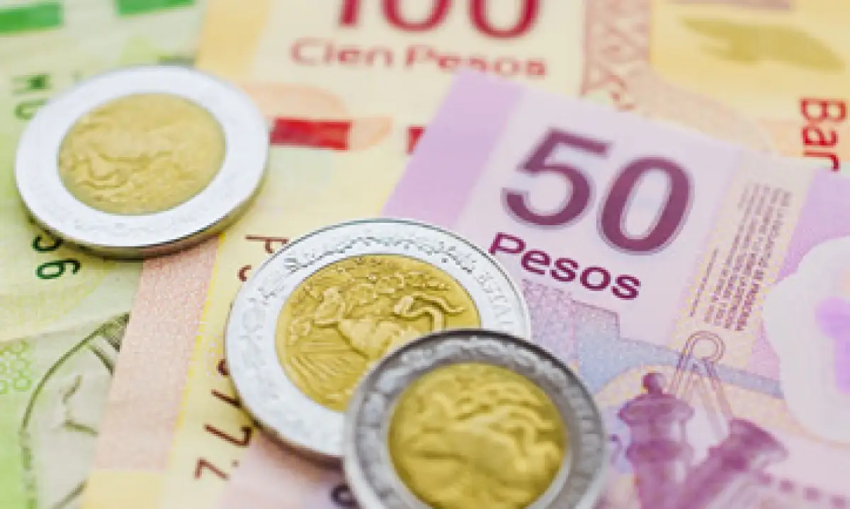 Fotografía de billetes y pesos mexicanos.