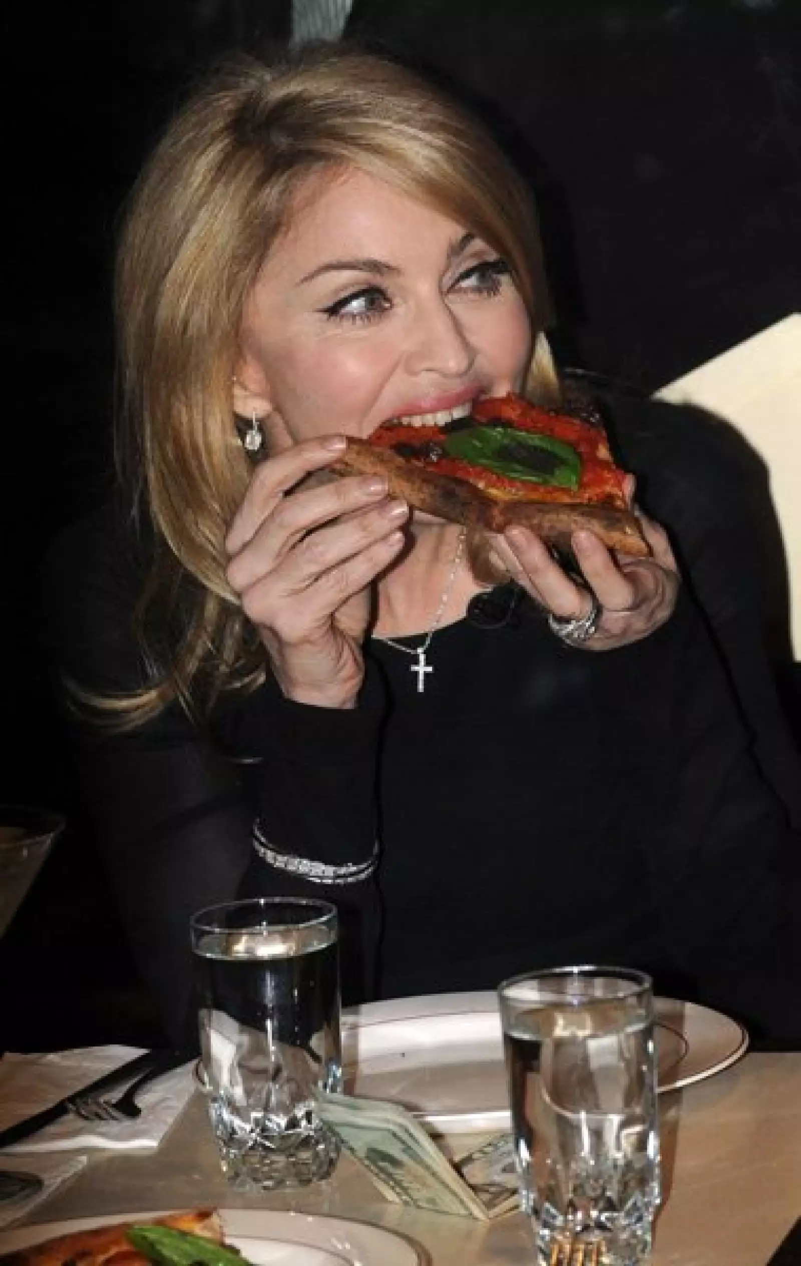 Aunque Madonna es muy estricta en su alimentación, de vez en cuando se da algún gusto, como comer una pizza, pero claro, sin embutidos.