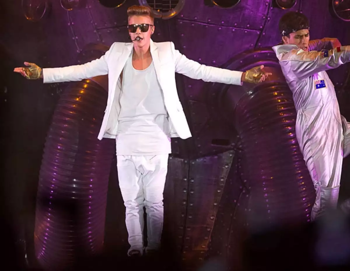 En un documento publicado por el portal TMZ, se puede leer que en caso e incumplir con los requerimentos del cantante él podrá demandar por cinco millones de dólares.