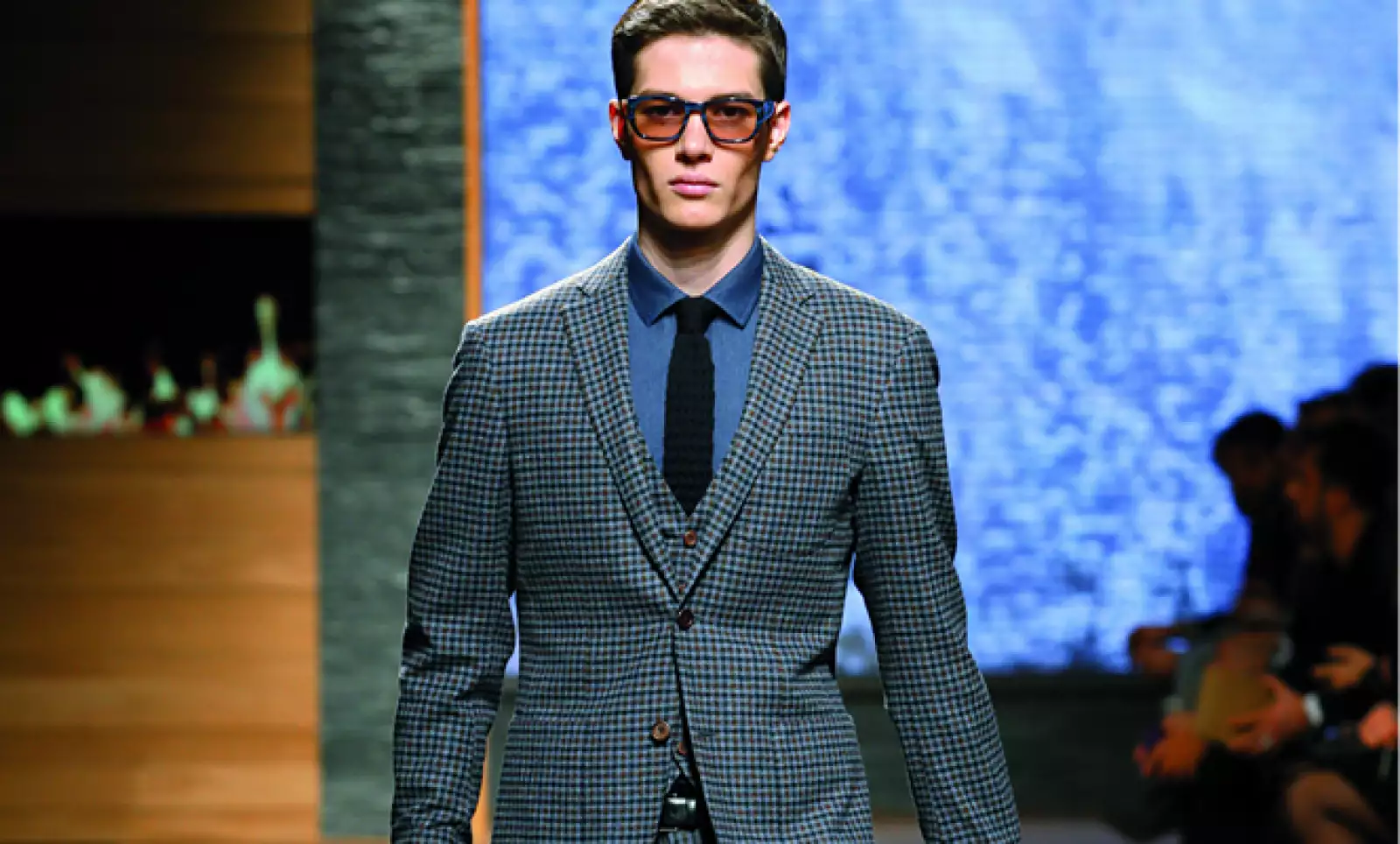 Una paleta de color que se matiza con ligeros efectos gráficos en azul eléctrico o zafiro, rojo anaranjado y verde esmeralda, consiguiendo un juego único de contrastes.