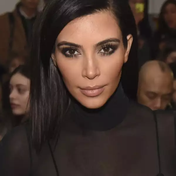 Kim Kardashian es la reina del smokey eye. La vemos usando este método en cualquier ocasión. Ya sea para salir a pasear, o para un evento, Kim sabe que le queda espectacular.