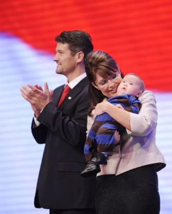 Sarah Palin con su hijo Trig, quien tiene síndrome de Down, y su esposo Todd.
