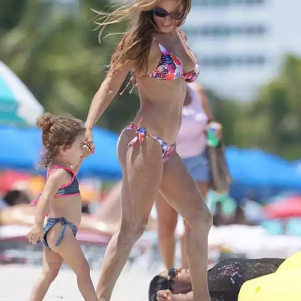 Lola Ponce posee una espectacular figura, sin rastro de dos embarazos.