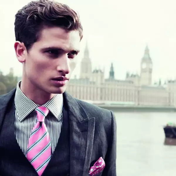 La marca sabe que, a pesar de su clima sombrío, la primavera también ‘llega’ a Londres y presentó su colección para esta temporada.