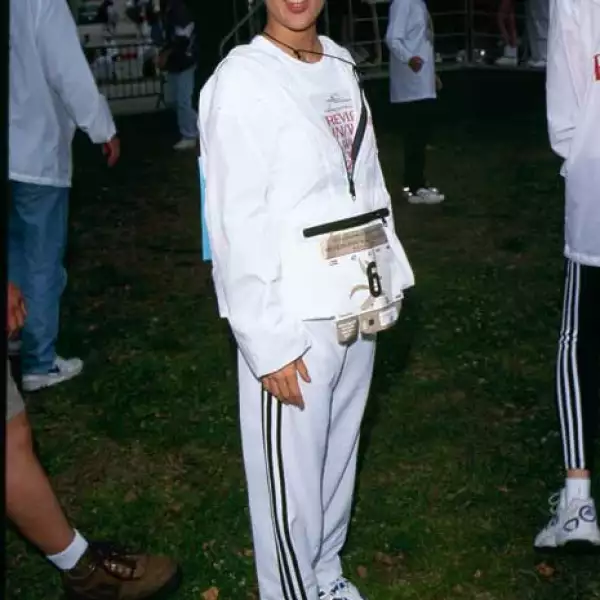 El look deportivo amerita recoger el pelo, pero ¿con una liga de tela? ni cuando salieron en los 90.