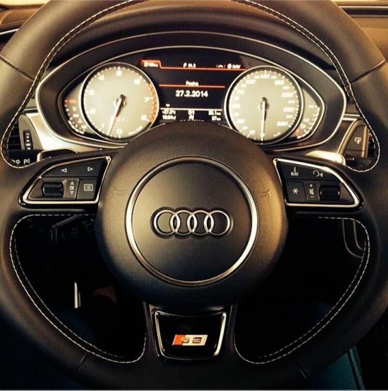 Nacho compartió esta imagen del auto de lujo que le regaló la cantante.