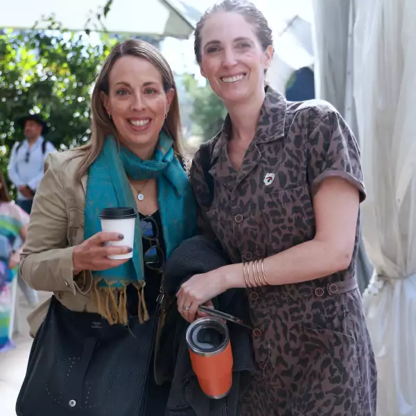 Claudia Bracho y Leslie Elliot 