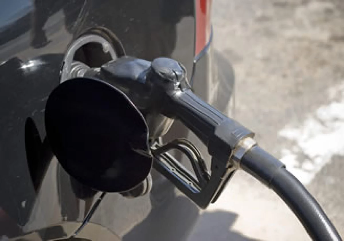 Los legisladores aseguran que en lo que va del sexenio de Felipe Calderón, la gasolina y el diesel han tenido 76 aumentos. (Foto: Photos to Go)