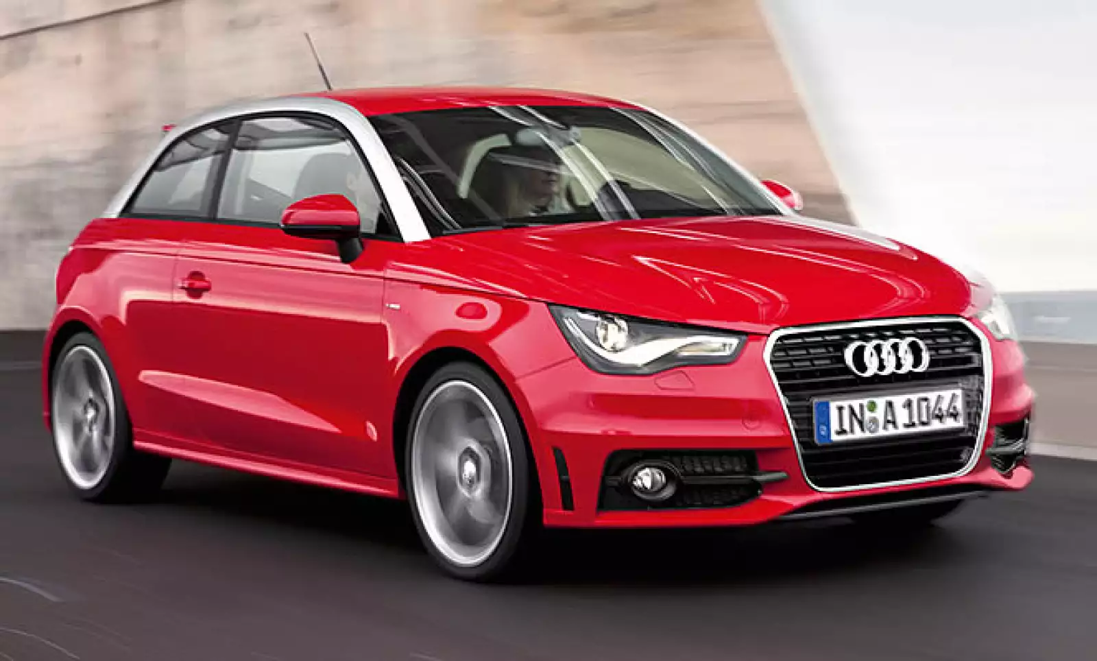 Viene equipado con un motor de 1.4 L 4 cilindros FSI Turbo con 122 caballos de fuerza (hp).