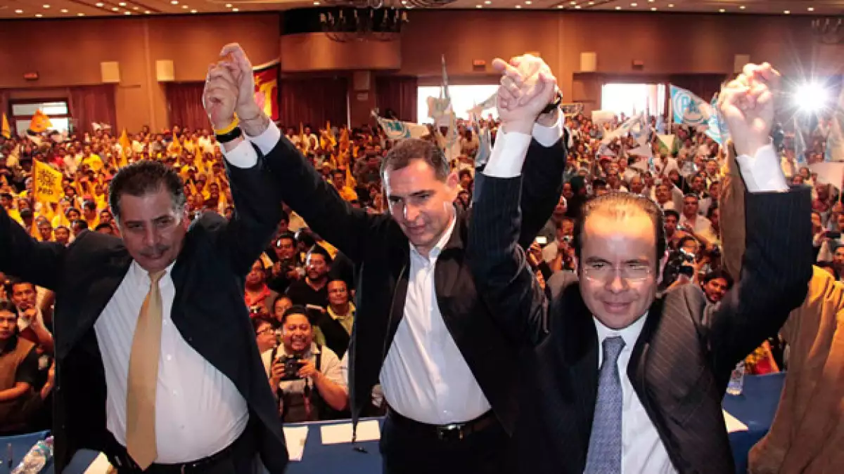 Jesús Ortega (i) y César Nava (d) levantan los brazos de Gabino Cué, candidato común de la alianza PRD-PAN al gobierno de Oaxaca