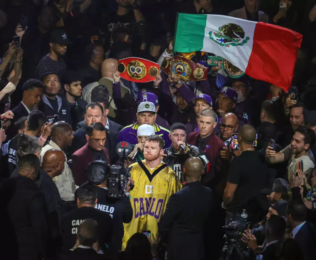 Foto de Canelo Alvarez al terminar la pelea contra Jermell Charlo, en la T-Mobile Arena, el 30 de septiembre de 2023 en Las Vegas.