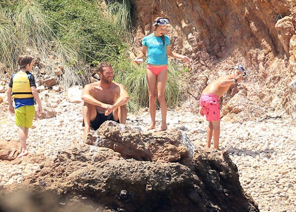 En una ocasión Gwyneth describió a Chris Martin como un papá ejemplar. Aquí junto a sus hijos y otros pequeños que los acompañaban.