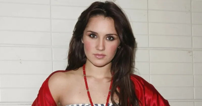 La cantante y actriz publicó en su Twitter un mensaje para desmentir lo que un diario chileno publicó, ella aseguró que nunca hablaría mal de sus ex compañeros de RBD.