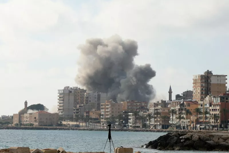 El humo se eleva desde el lugar de un ataque aéreo israelí que tuvo como objetivo un vecindario en la ciudad costera de Tiro, al sur de la ciudad costera del sur de Líbano, el 7 de junio de 2026.