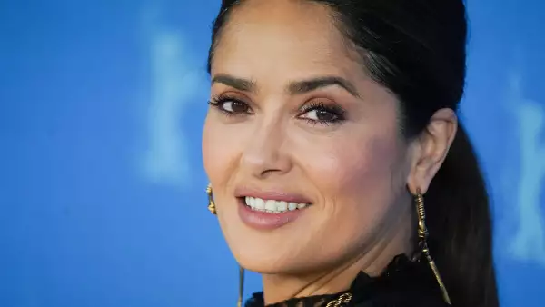 Salma Hayek recibe el Año Nuevo 2023 sin una gota de maquillaje