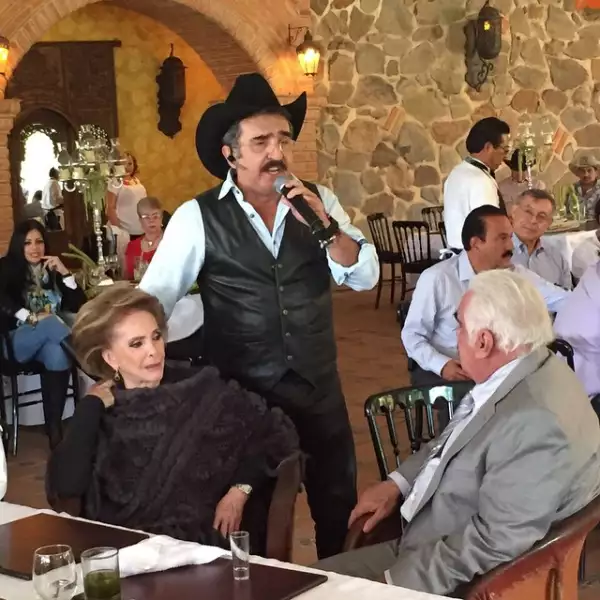 Vicente Jr. cantando a su padre en su cumpleaños número 75.