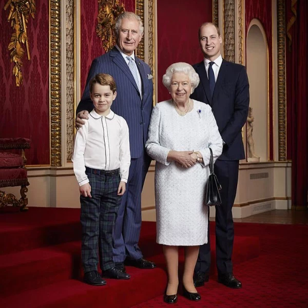 Príncipe George, príncipe Carlos, reina Isabel y el príncipe William