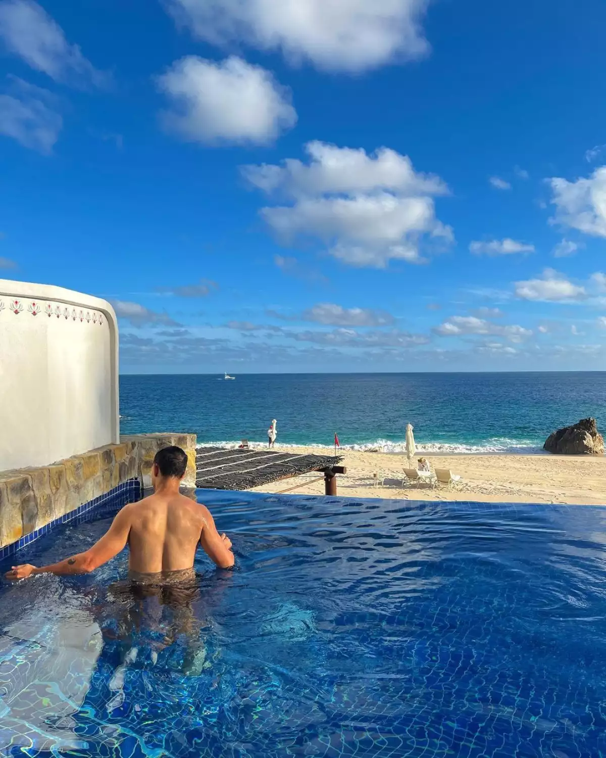 Chicharito Hernández comparte fotos con su novia de su fin de semana en Los Cabos
