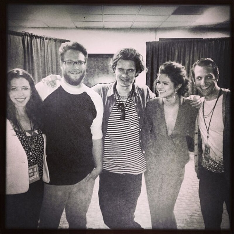 Selena compartió esta foto junto a Orlando Bloom y Seth Rogen el pasado 26 de marzo.