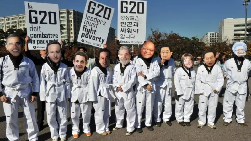 Manifestantes se disfrazan en las vísperas del G20 en Seúl
