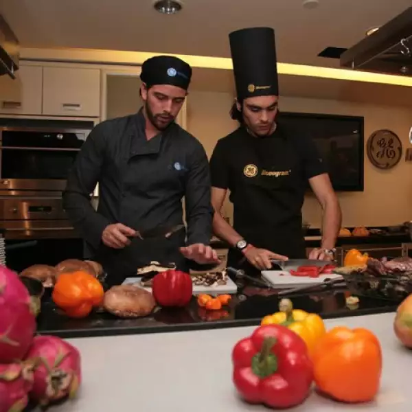 Terminando de cocinar, se sentaron a saborear sus creaciones.