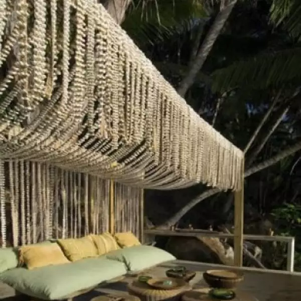 Se llega por helicóptero a la isla, y al bajar de él, un buggy (automóvil) te lleva a la recepción, la cual está rodeada por una pequeña alberca, en donde te ofrecen un coctel de bienvenida.