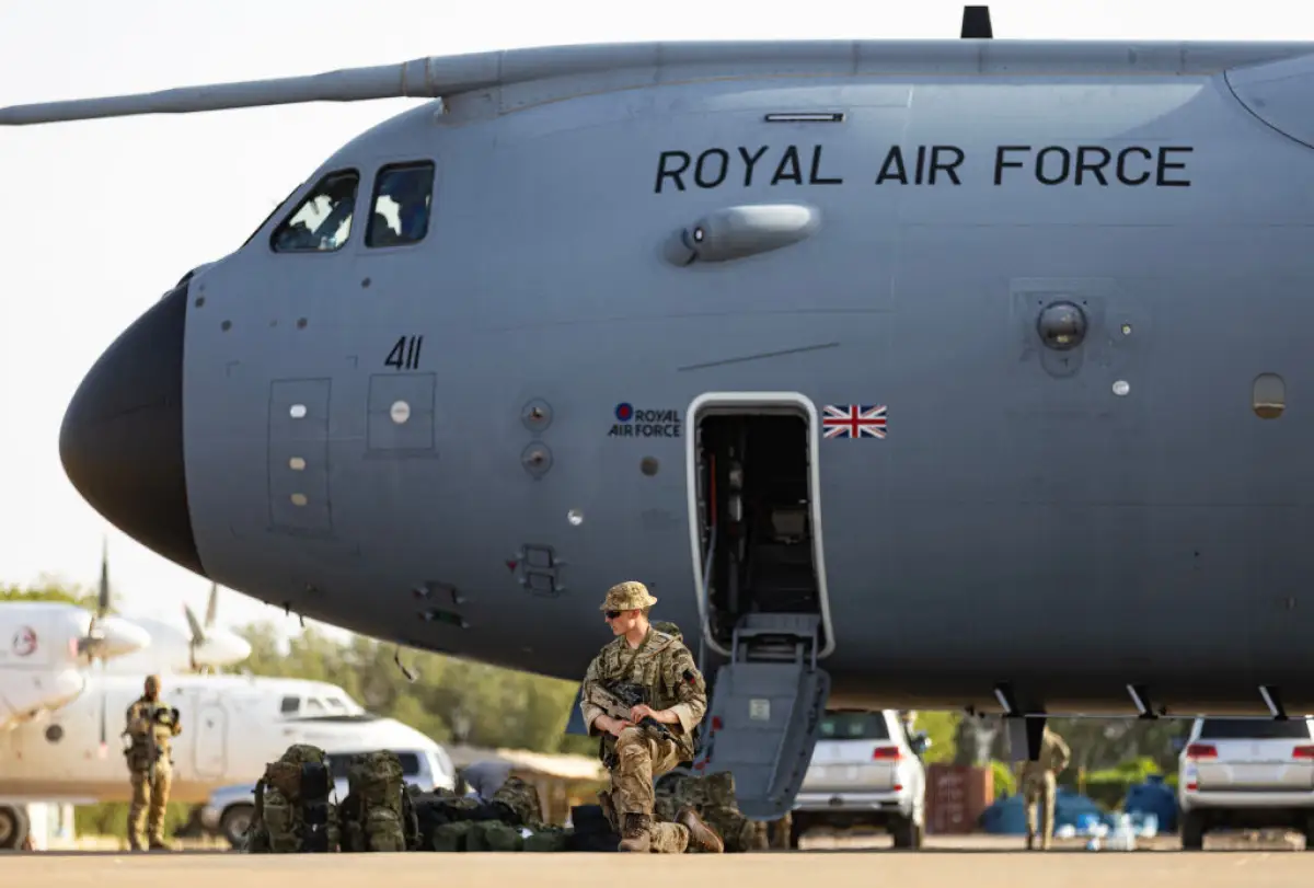En esta imagen proporcionada por el Ministerio de Defensa, Los últimos días de evacuaciones de la base aérea de Wadi Seidna en Sudán, se ven los últimos evacuados y personal militar esperando para abordar un avión de la RAF con destino a Chipre, el 29 de abril de 2023 en Omdurman, Sudán.