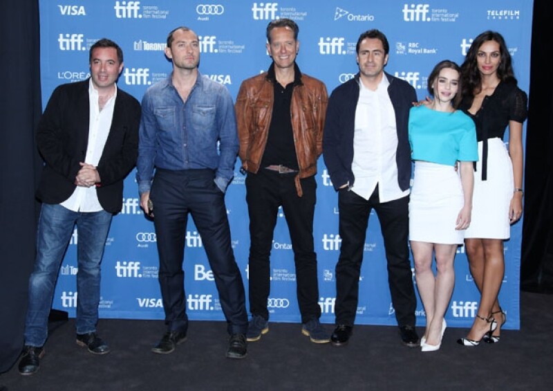 El mexicano y sus coestrellas el director Richard Shepard y los actores Jude Law, Richard E. Grant, Emilia Clarke y Madalina Ghenea durante la conferencia de prensa en el TIFF.