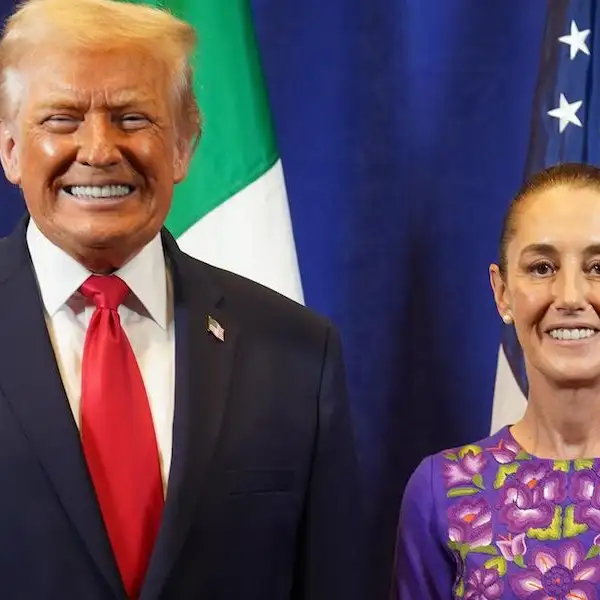 El presidente Donald Trump junto a la presidenta Claudia Sheinbaum. Atrás las banderas de Estados Unidos y México. 