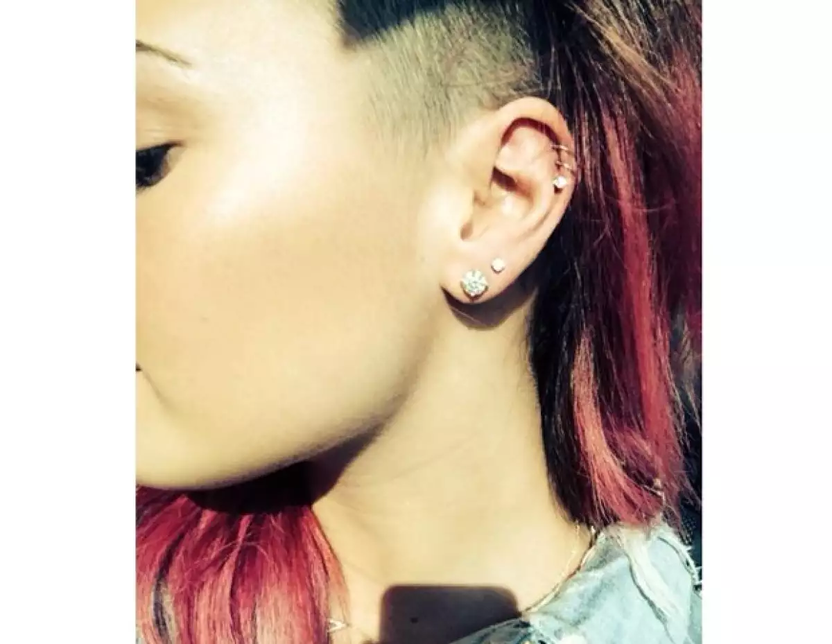 Después de superar sus problemas con las drogas, bulimia y autoflagelación, la cantante de 21 años decidió ponerse cuatro aretes para festejar dos años de vida sana.