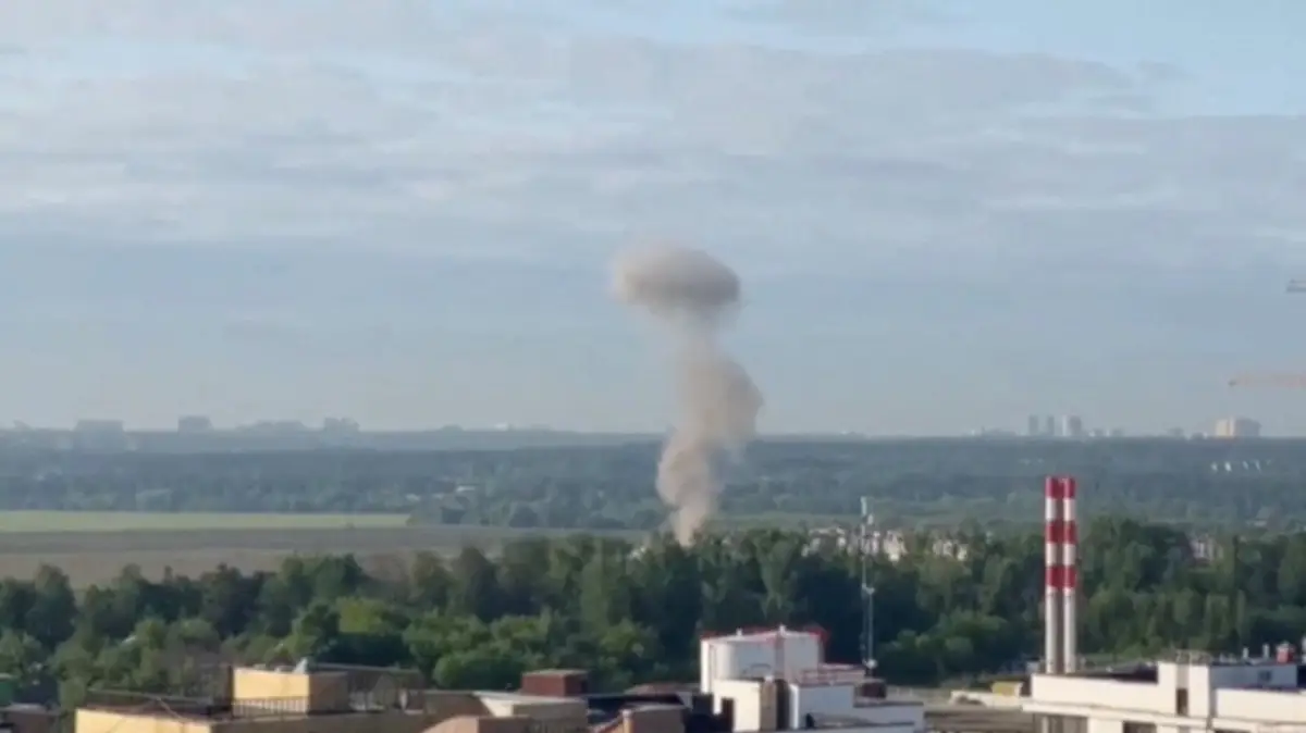 Una vista de una explosión en la región de Moscú, Rusia, el 30 de mayo de 2023, en esta captura de pantalla de un vídeo obtenido por Reuters.