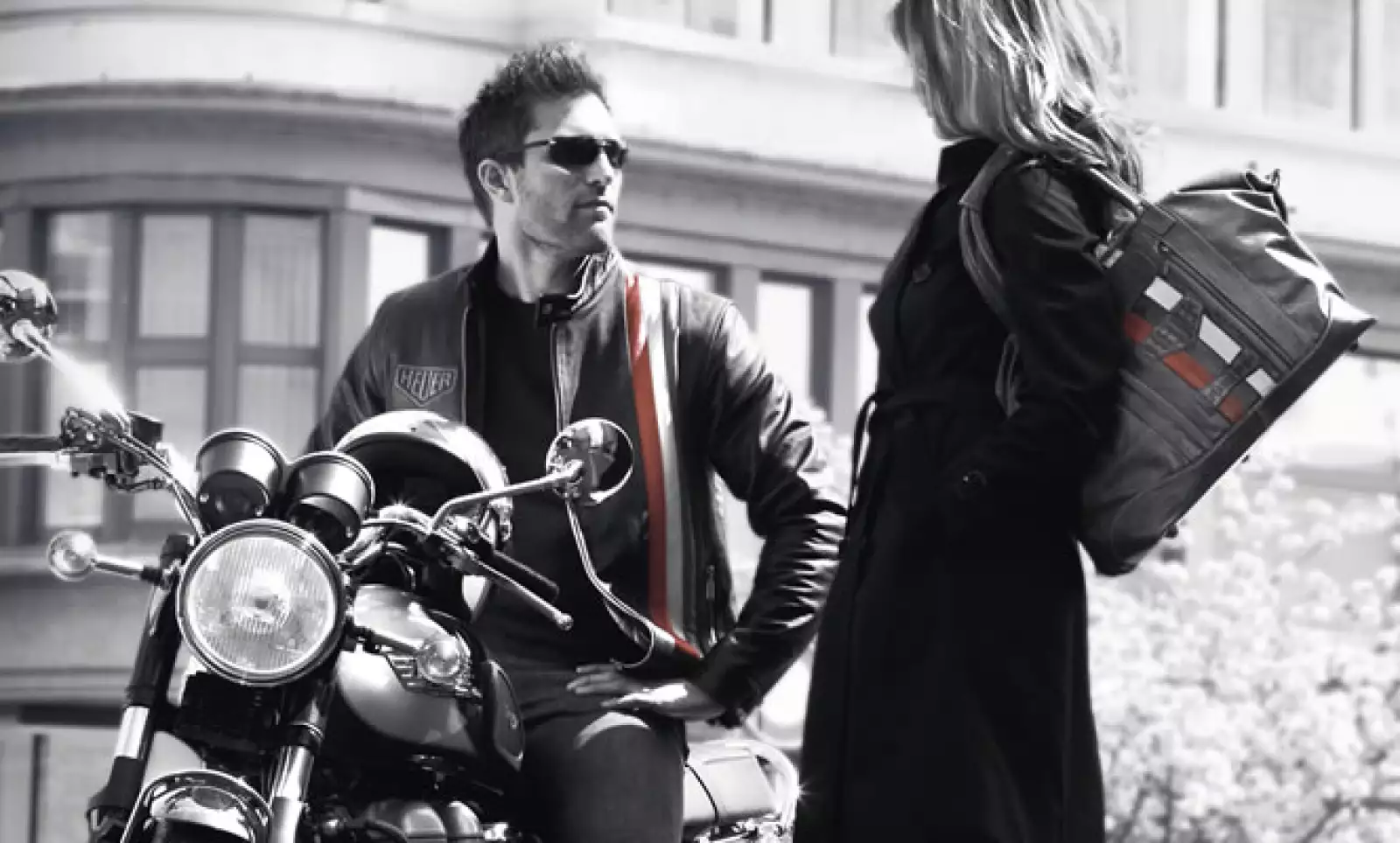 Esta moda deportiva incluye lentes, cartera, monederos, cinturones de cuero, gemelos de acero, una llave USB de 30 GB y un celular.