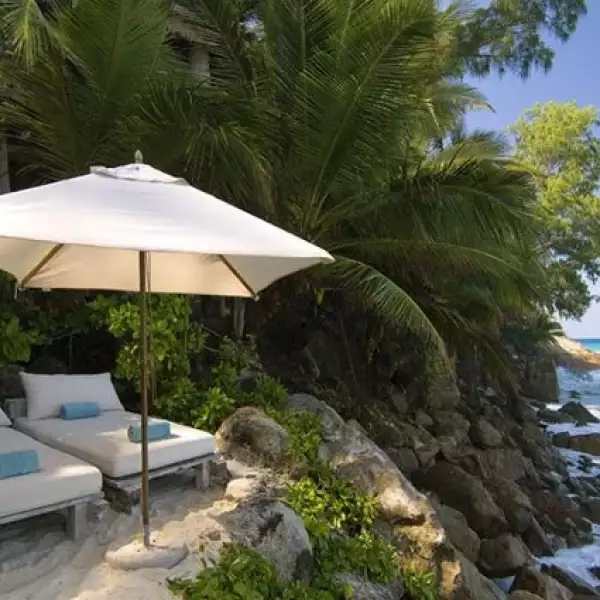 Al lado de la villa, se encuentra este pequeño lugar con dos camas para tomar el sol sin que nadie te moleste.