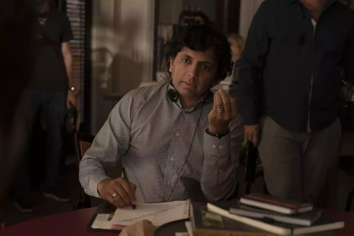 M. Night Shyamalan habla de Servant, serie que estrena su cuarta y última temporada en Apple TV+