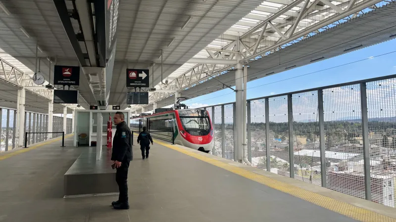 Un tren llega a una estación de la línea que conecta Buenavista con el AIFA.