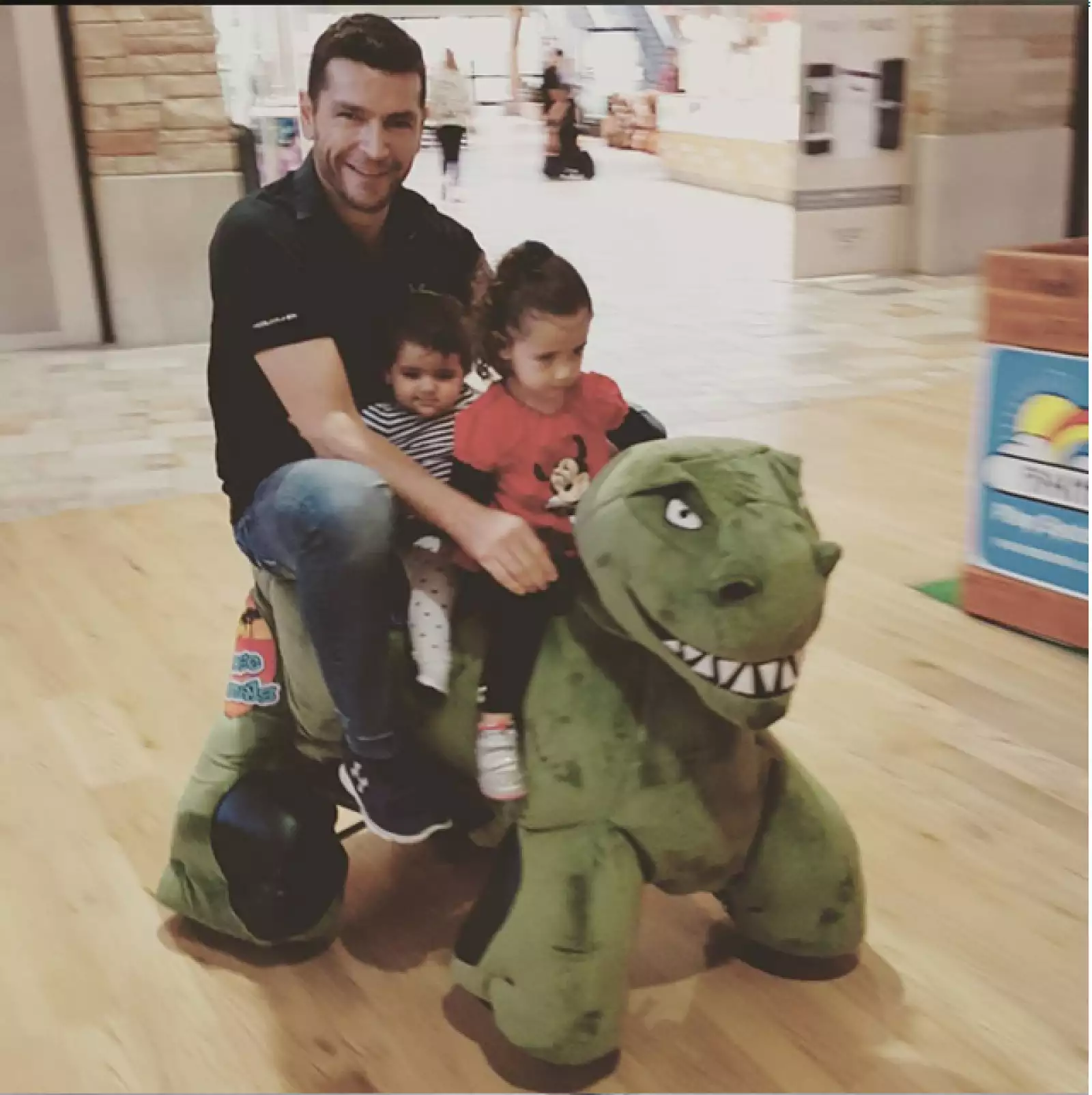 Martín se divierte como niño cuando está con ellas.