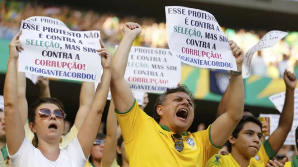 Futbolistas de la selección brasilelña como Fred o Hulk apoyan a los manifestantes, pero llaman a la paz.