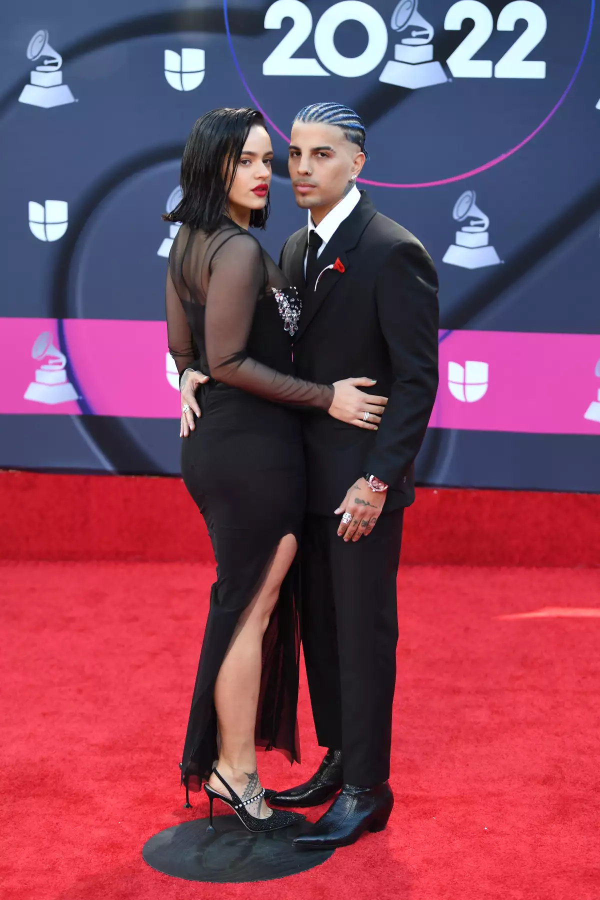 Rosalía y su novio, Rauw Alejandro en la red carpet de los Latin Grammy.