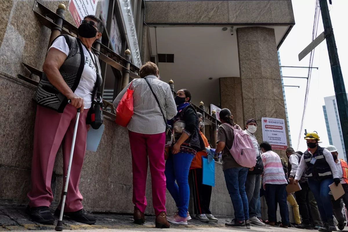 registro pensión adultos mayores 2021 (Filas de personas mayores a los 65 años para tramitar su tarjeta del bienestar)