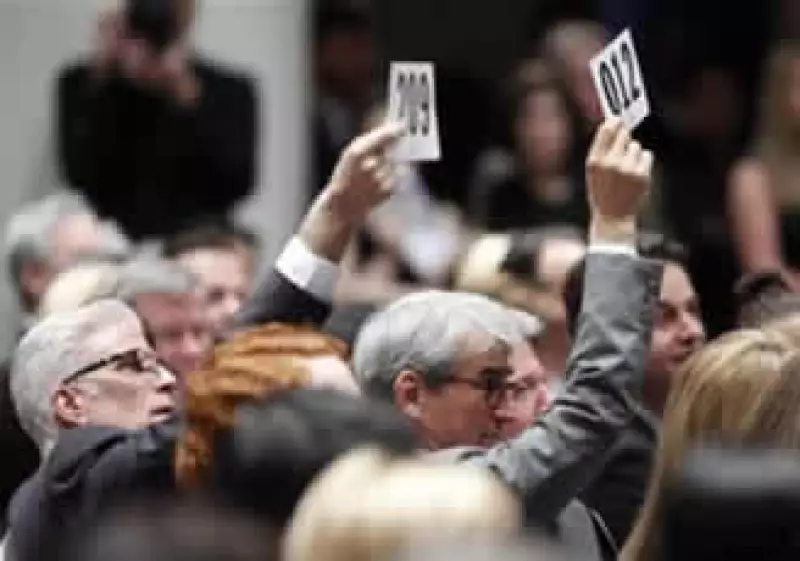 Los actores Ted Danson (izq.) y Sam Waterston hacen una oferta durante la â€œSubasta verdeâ€ realizada por Christieâ€™s. (Foto: Reuters)