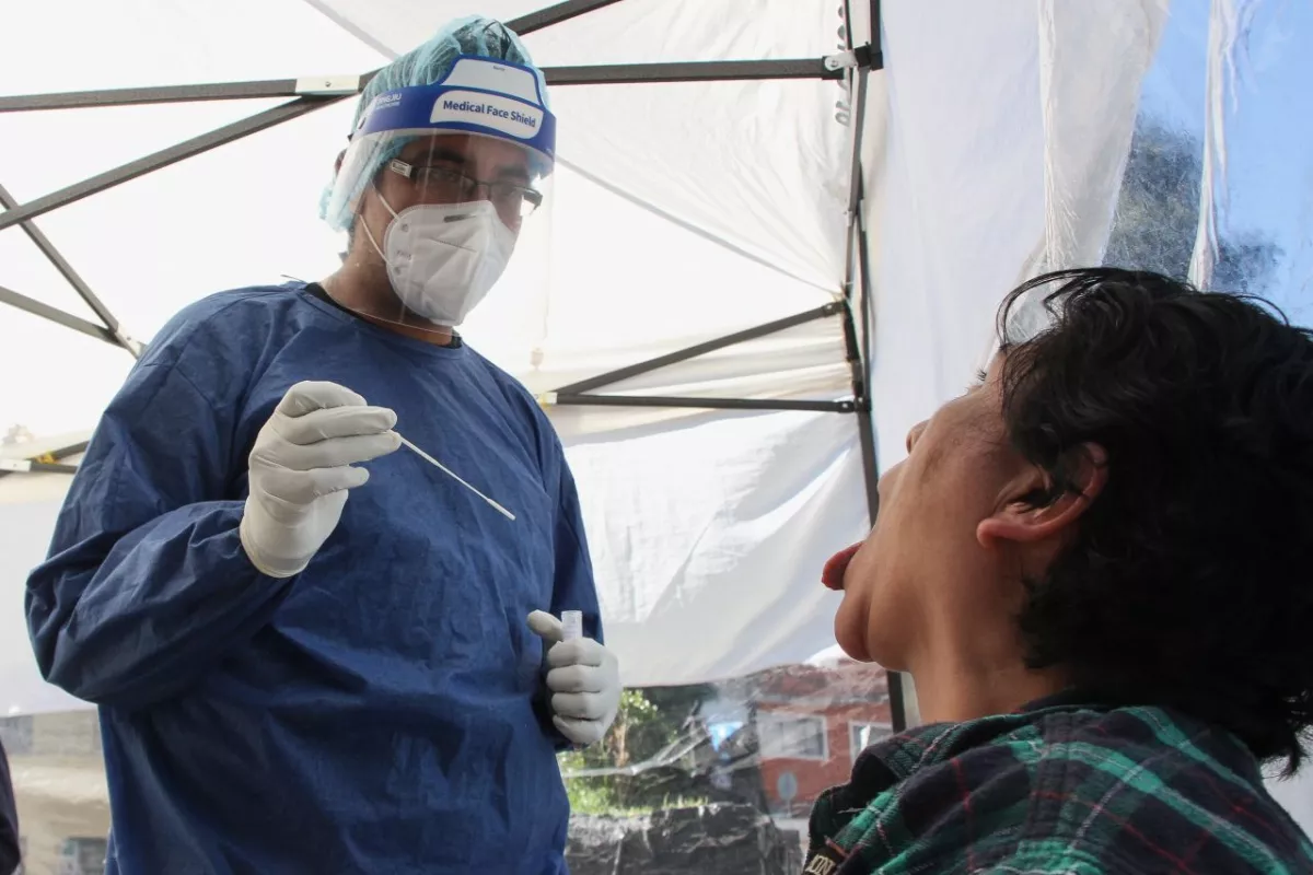 Personal médico, momentos antes de la toma de muestra para detección de COVID-19.
FOTO: ROGELIO MORALES /CUARTOSCURO.COM